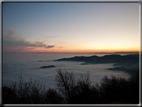 foto Colline nella nebbia al Tramonto